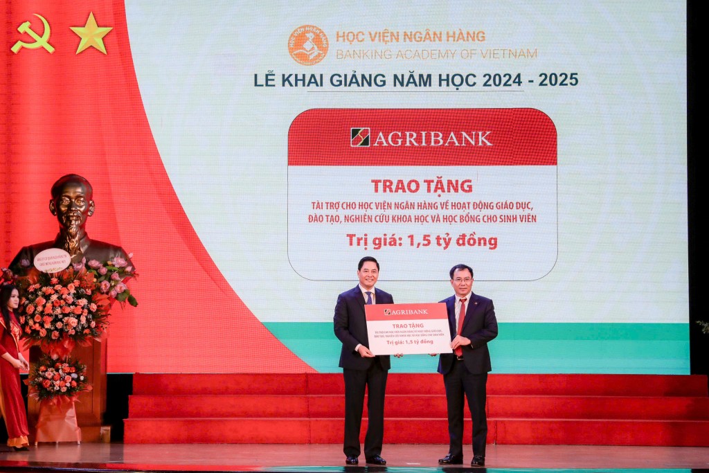 Ông Đoàn Ngọc Lưu - Phó Tổng Giám đốc Agribank trao tặng tài trợ Học viện Ngân hàng về hoạt động giáo dục, đào tạo, nghiên cứu khoa học và học bổng cho sinh viên