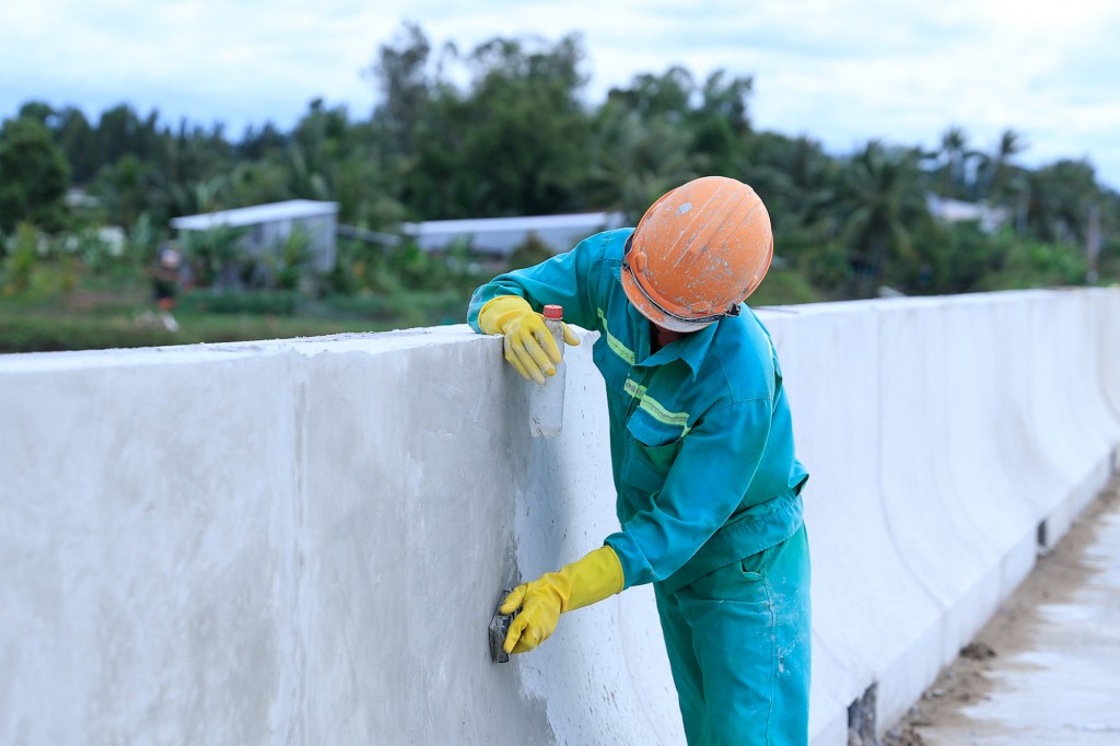 Công nhân đang làm vệ sinh trên một đoạn cao tốc đã hoàn thành thi công - Ảnh: VGP/Nhật Bắc