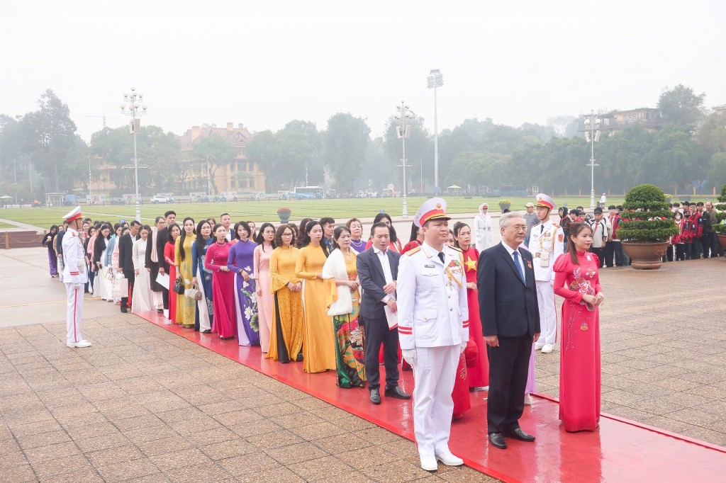 Lễ báo công dâng Bác tại Lăng Chủ tịch là dịp để các thành viên của CLB tri ân và tưởng nhớ đến Bác Hồ kính yêu