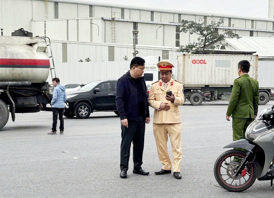 Đại tá Bùi Trung Thành – Phó Giám đốc Công an thành phố, lãnh đạo Phòng Cảnh sát giao thông chỉ đạo tại  hiện trường