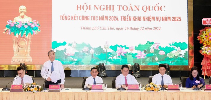 Chủ tọa Hội nghị toàn quốc tổng kết công tác tuyên giáo năm 2024, triển khai nhiệm vụ năm 2025. Ảnh: Vũ Châu