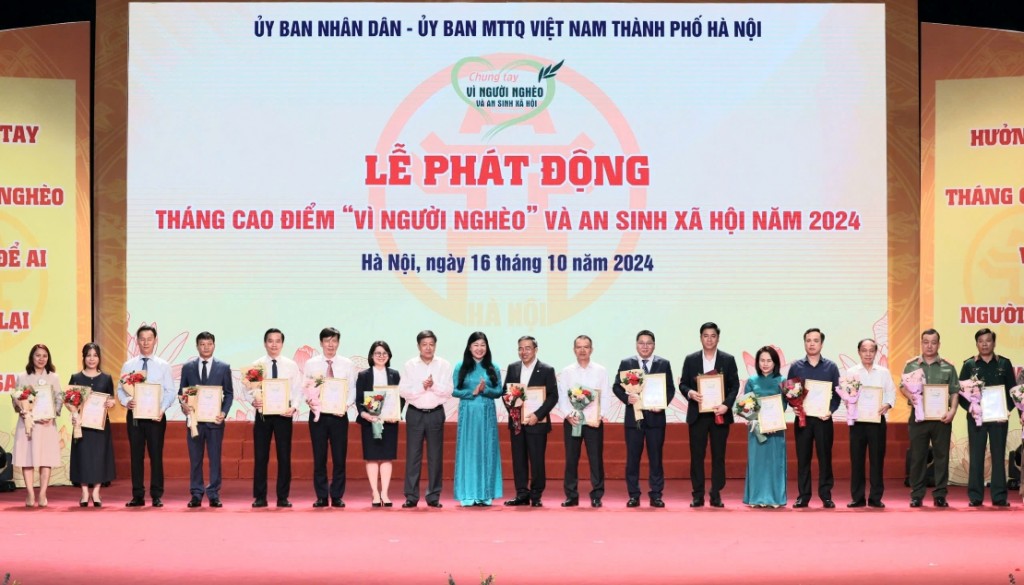 Lãnh đạo Thành phố Hà Nội tiếp nhận sự ủng hộ và trao Thư cảm ơn ghi nhận sự ủng hộ của các đơn vị tiêu biểu