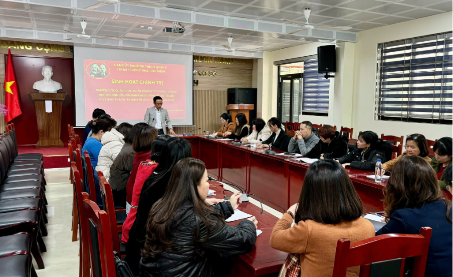Các đảng viên chi bộ trường THCS Thái Thịnh họp sinh hoạt chính trị “Nghiên cứu, quán triệt, tuyên truyền tư tưởng chỉ đạo,định hướng lớn của Đảng và đồng chí Tổng Bí thư Tô Lâm về “Kỷ nguyên mới - Kỷ nguyên vươn mình của dân tộc”. 