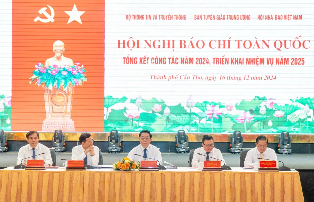 Các đại biểu chủ trì hội nghị