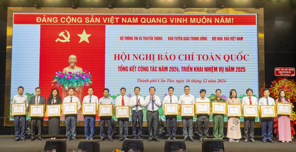 Ban Tuyên giáo Trung ương trao Bằng khen cho các cơ quan, đơn vị có thành tích xuất sắc trong công tác báo chí năm 2024