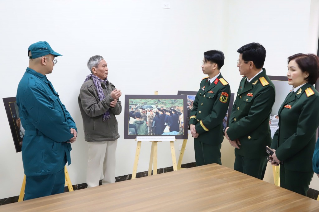 Đại tá Trần Hồng (đứng giữa), giới thiệu về những bức ảnh ông chụp Đại tướng Võ Nguyễn Giáp