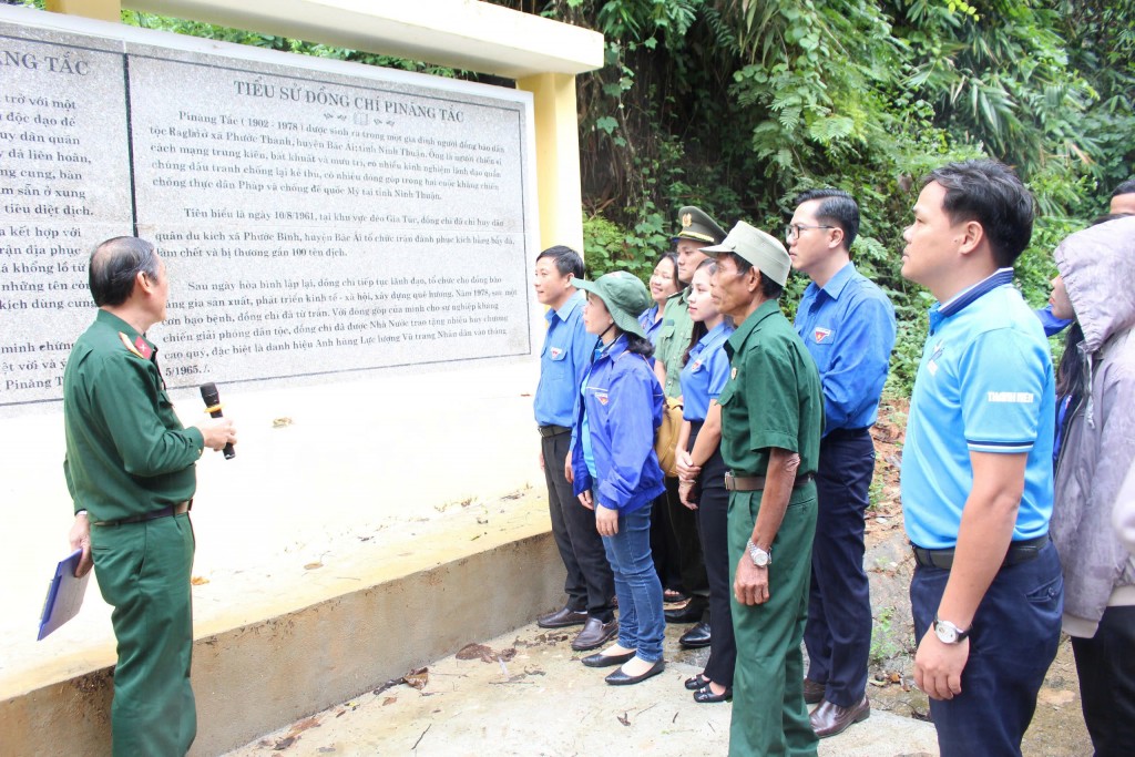 các đại biểu đã được nghe kể về những câu chuyện lịch sử hào hùng, những hy sinh to lớn của các thế hệ cha anh để bảo vệ Tổ quốc.