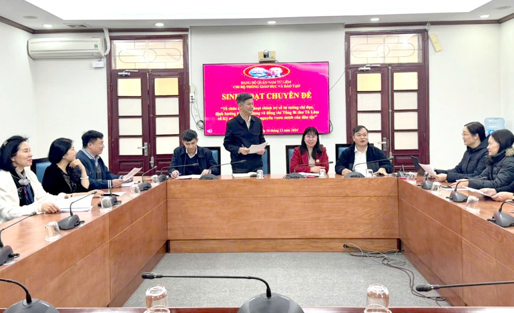 Nhấn vào ảnh để phóng to Đồng chí Bùi Ngọc Kính, Bí thư Chi bộ, Trưởng phòng GD&ĐT quận Nam Từ Liêm phát biểu định hướng sinh hoạt chính trị