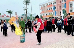 Một ngày làm lính cứu hoả của học sinh trường THCS Ngọc Hồi