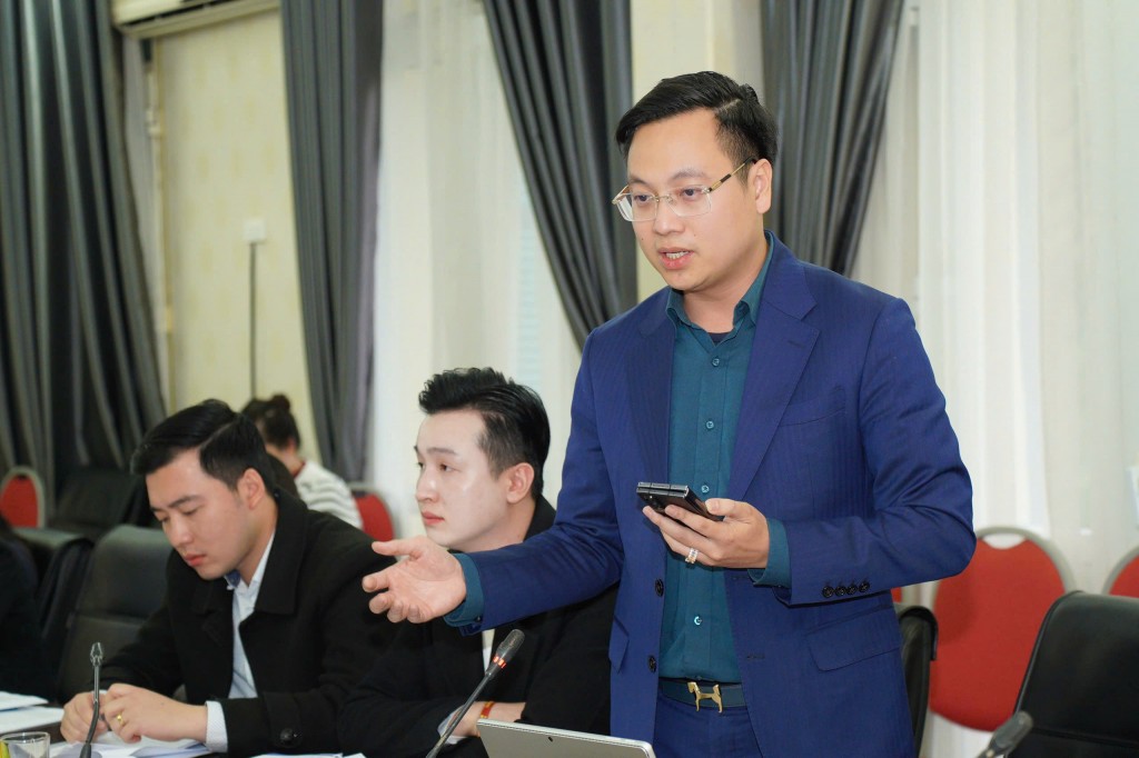 Đồng chí Trần Quang Hưng - Phó Bí thư Thành đoàn báo cáo về công tác chuyển đổi số
