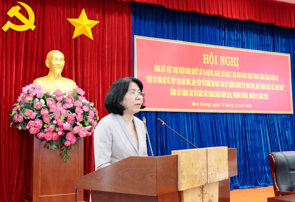 Trưởng Ban Tổ chức Tỉnh ủy Nguyễn Minh Thủy báo cáo phương án sắp xếp, tinh gọn tổ chức bộ máy (Ảnh: Phương Chi)