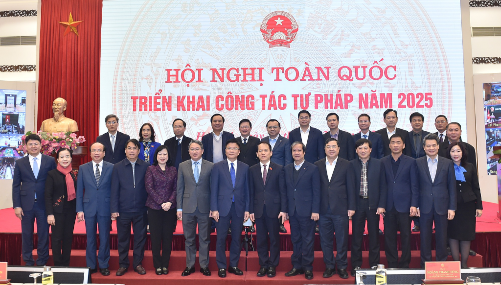 Phó Thủ tướng Lê Thành Long chụp ảnh lưu niệm cùng các đại biểu dự hội nghị - Ảnh: VGP/Đức Tuân