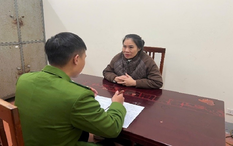 Cán bộ Công an thành phố tiến hành ghi lời khai của các đối tượng Cán bộ Công an thành phố tiến hành ghi lời khai của các đối tượng