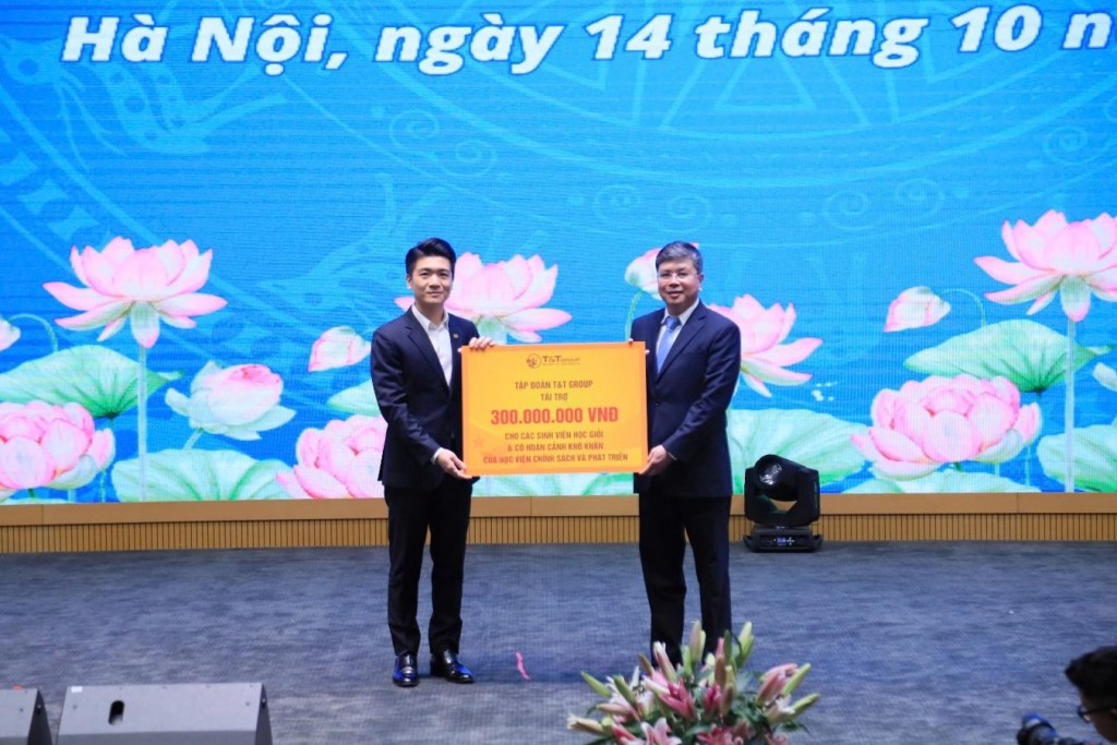   Ông Đỗ Quang Vinh, Phó Chủ tịch HĐQT Ngân hàng SHB (bên trái) - đại diện Tập đoàn T&T Group trao tặng học bổng tổng trị giá 300 triệu đồng cho Học viện Chính sách và Phát triển