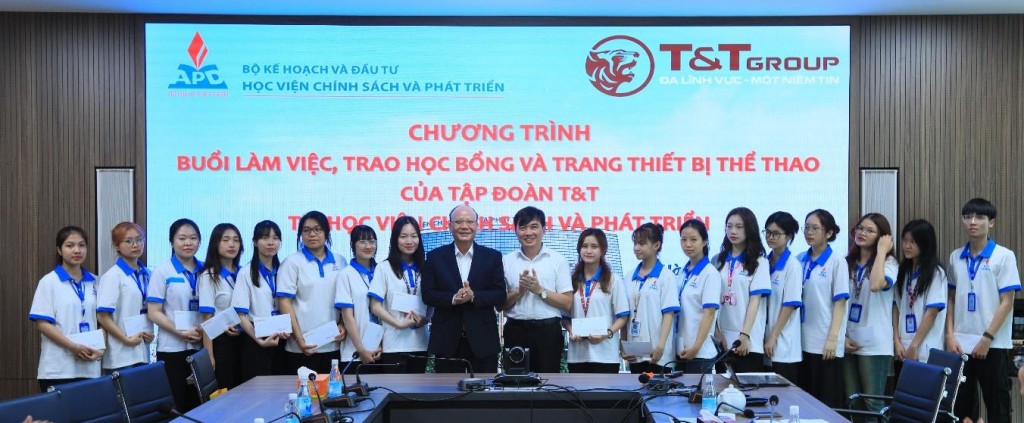 Năm học 2023-2024, T&T Group cũng đã trao học bổng và trang thiết bị thể thao với tổng trị giá 400 triệu đồng cho Học viện Chính sách và Phát triển.