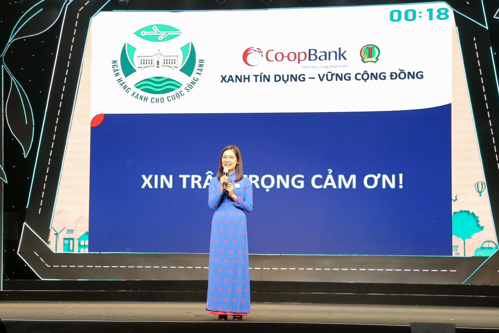 Phần thi hùng biện tự tin của đội thi Co-opBank