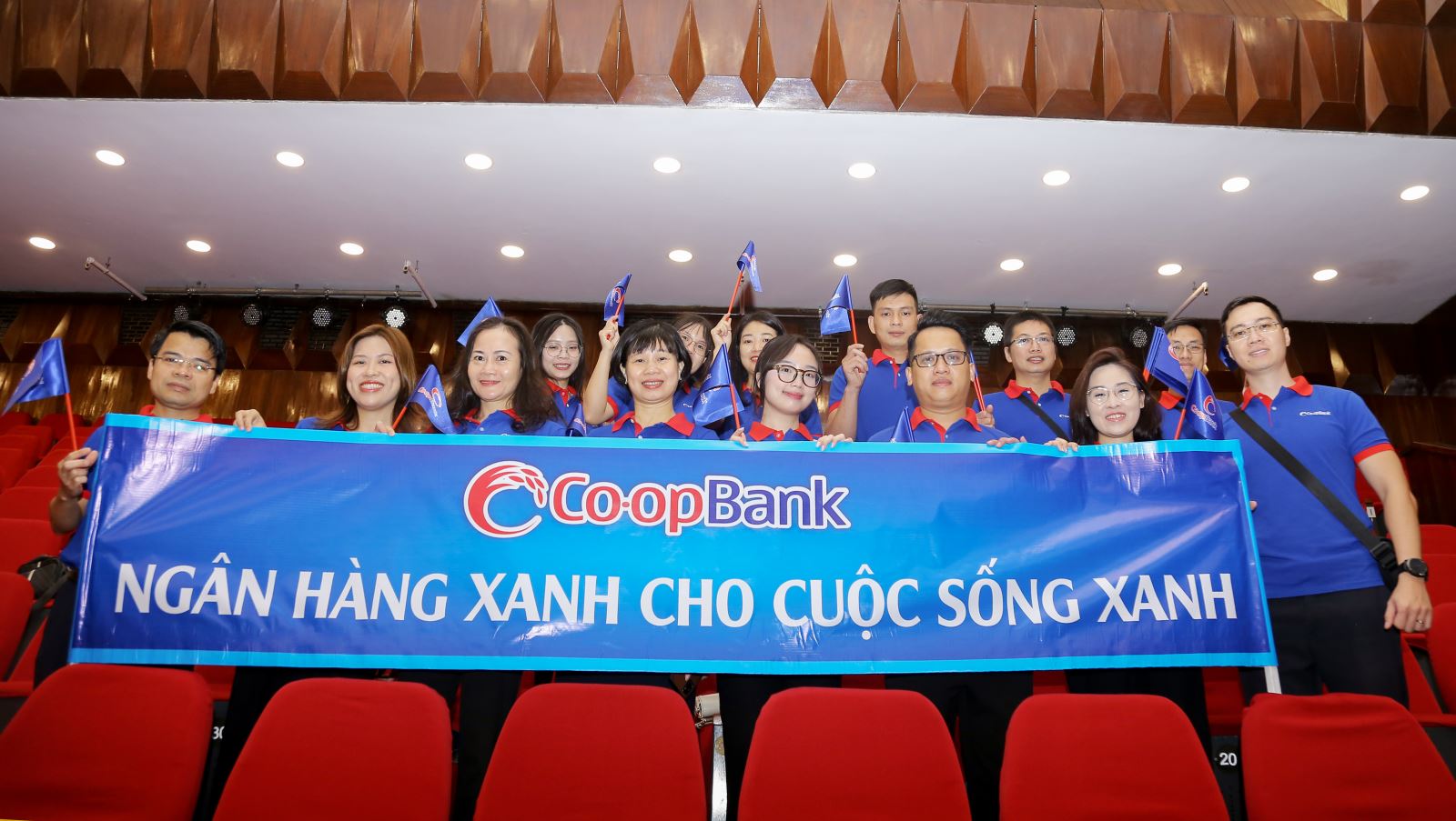 Đội cổ động viên cuồng nhiệt của Co-opBank tại Hội thi