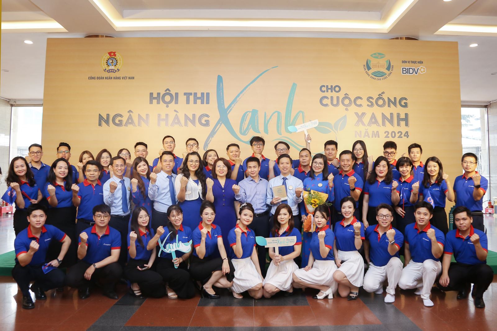 Các đồng chí lãnh đạo Co-opBank chụp ảnh lưu niệm và động viên đội thi Co-opBank trước giờ Hội thi