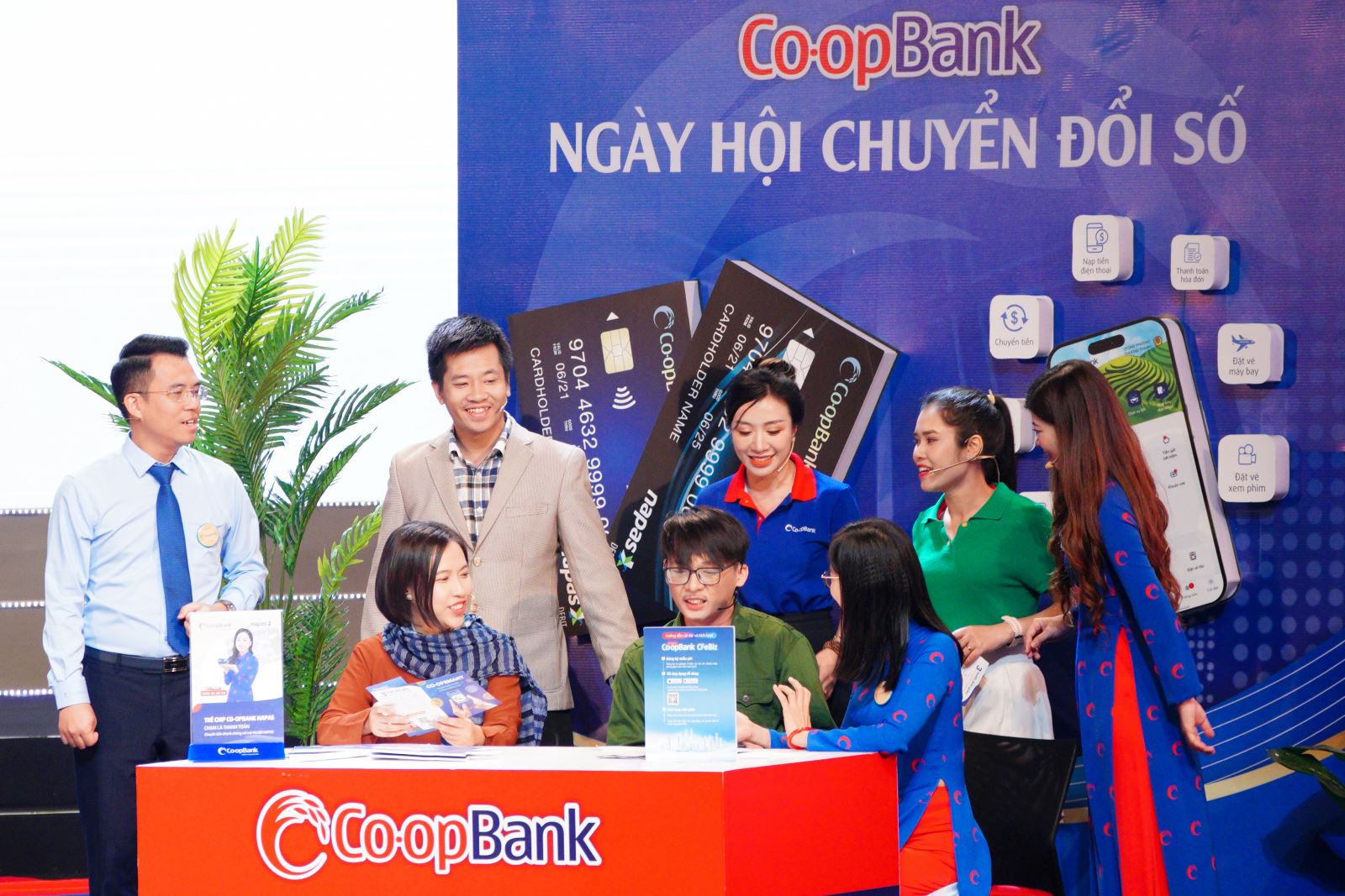 Trong phần thi giới thiệu, đội thi Co-opBank đã thể hiện tài năng nghệ thuật chuyên nghiệp cùng khả năng dẫn dắt khéo léo