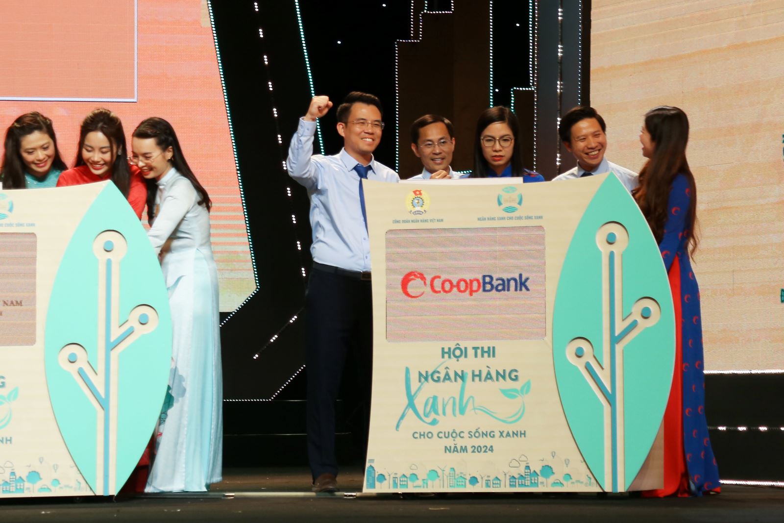 Trong phần thi tìm hiểu kiến thức về ngân hàng xanh, đội thi Co-opBank đã nỗ lực hết mình, thể hiện sự am hiểu về kiến thức chuyên môn nghiệp vụ