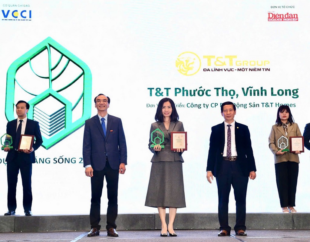 Bà Trần Thị Minh Thúy – Tổng Giám đốc T&T Homes (chính giữa) lên nhận giải Dự án đáng sống 2024 cho dự án Khu dân cư Phước Thọ (Vĩnh Long).