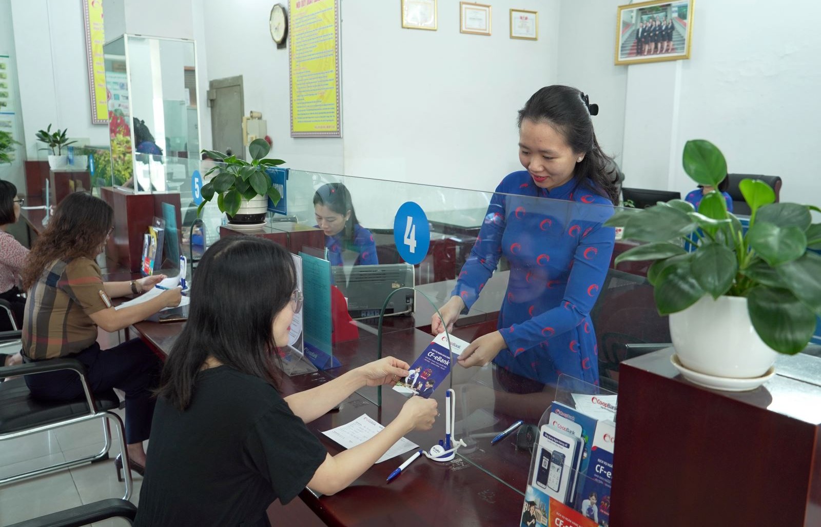 Co-opBank triển khai dịch vụ nạp tiền và thanh toán hóa đơn tại quầy