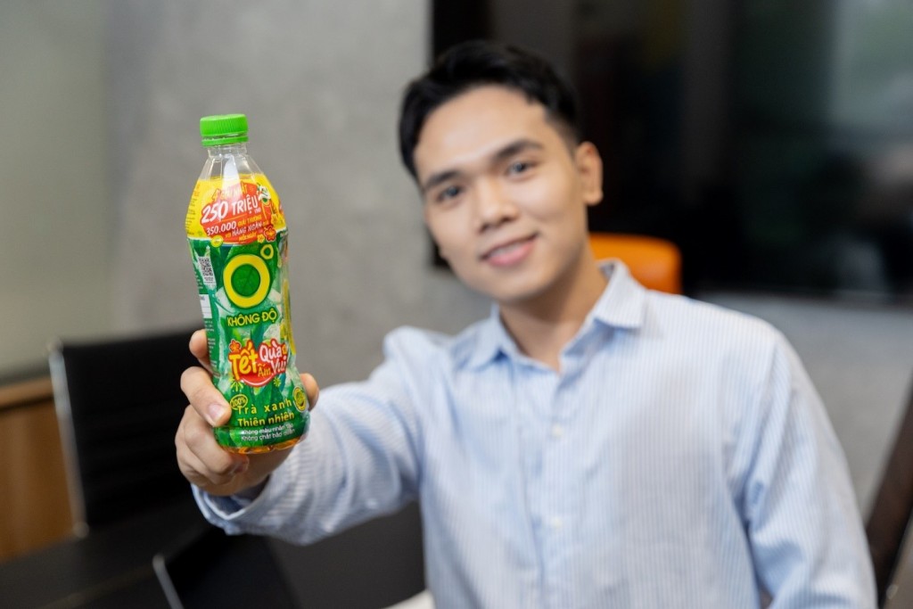 Tết ấm quà vui với Trà Xanh Không Độ khi mọi người có cơ hội trúng 4 giải nhất, mỗi giải trị giá 250 triệu đồng; 12 giải nhì, mỗi giải trị giá 25 triệu đồng và 20 giải ba, mỗi giải trị giá 10 triệu đồng để tưng bừng đón Tết