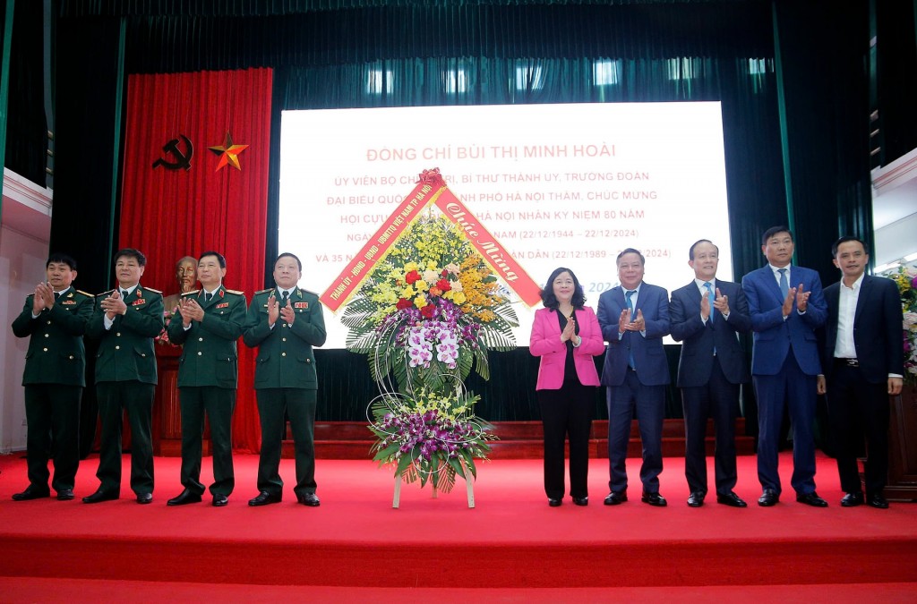 Các đồng chí lãnh đạo thành phố tặng hoa chúc mừng Hội Cựu chiến binh thành phố Hà Nội. Ảnh: Viết Thành