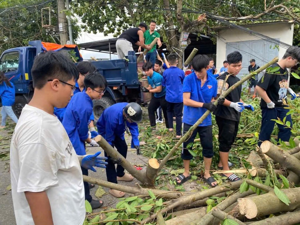 Nhiệt huyết và sức trẻ của những tình nguyện viên Đoàn trường THPT Hải An tham gia khắc phục sau bão Yagi