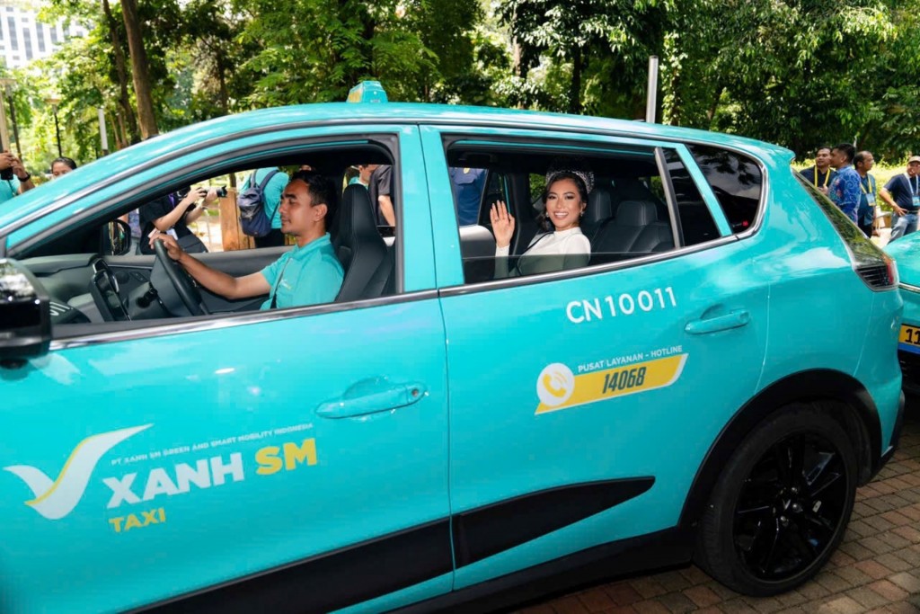 Miss Cosmo 2024 Ketut Permata Juliastrid trải nghiệm xe taxi điện Xanh SM tại Indonesia