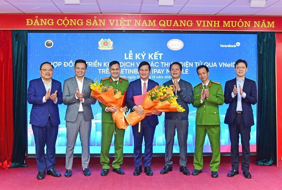 Các đại biểu tham dự chúc mừng sự hợp tác giữa VietinBank và Trung tâm RAR