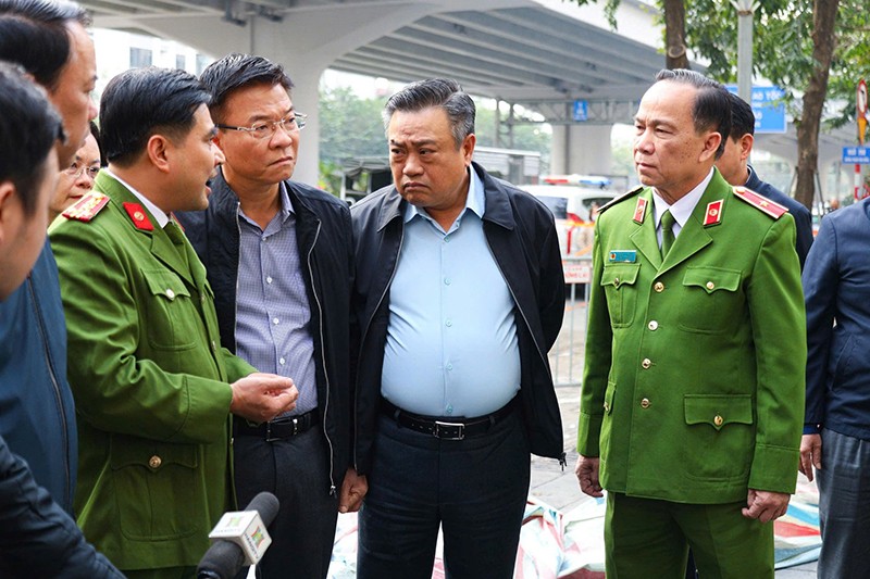 Lãnh đạo Công an quận Bắc Từ Liêm báo cáo với Phó Thủ tướng Lê Thành Long và Chủ tịch UBND thành phố Hà Nội Trần Sỹ Thanh về công tác chữa cháy, cứu nạn, khắc phục hậu quả