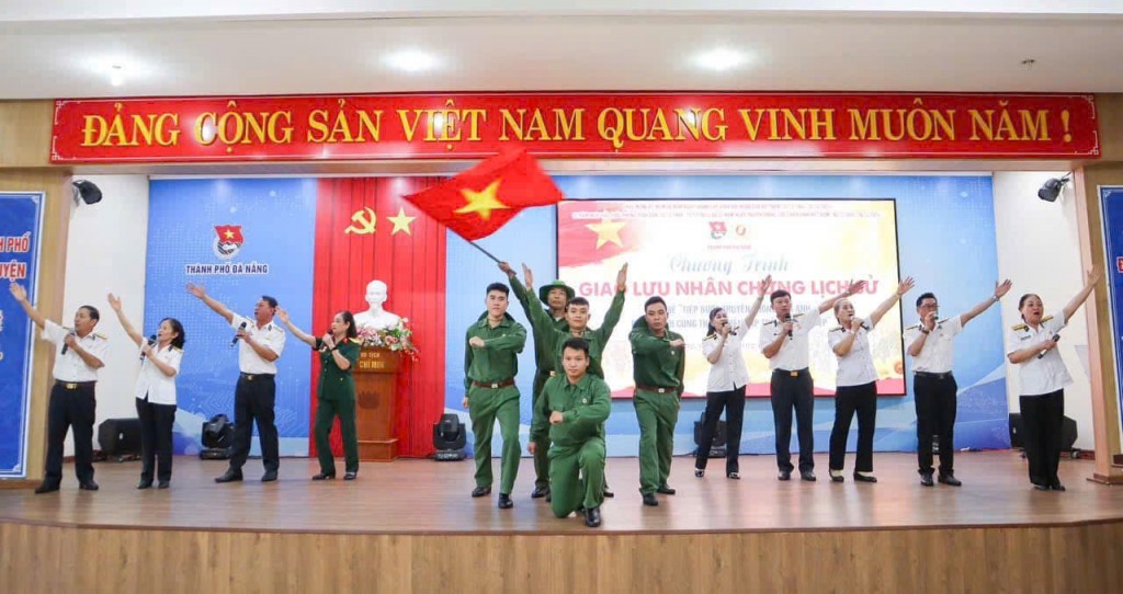 Tiết mục giao lưu văn nghệ do Hội Cựu Chiến binh thành phố phối hợp cùng Thành đoàn Đà Nẵng thực hiện (Ảnh Đ.Minh)