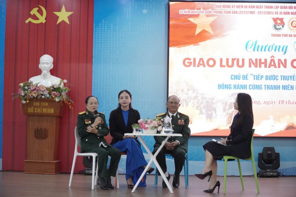 Tuổi trẻ Đà Nẵng giao lưu với các nhân chứng lịch sử là Anh hùng Lực lượng vũ trang Nhân dân (Ảnh Đ.Minh)