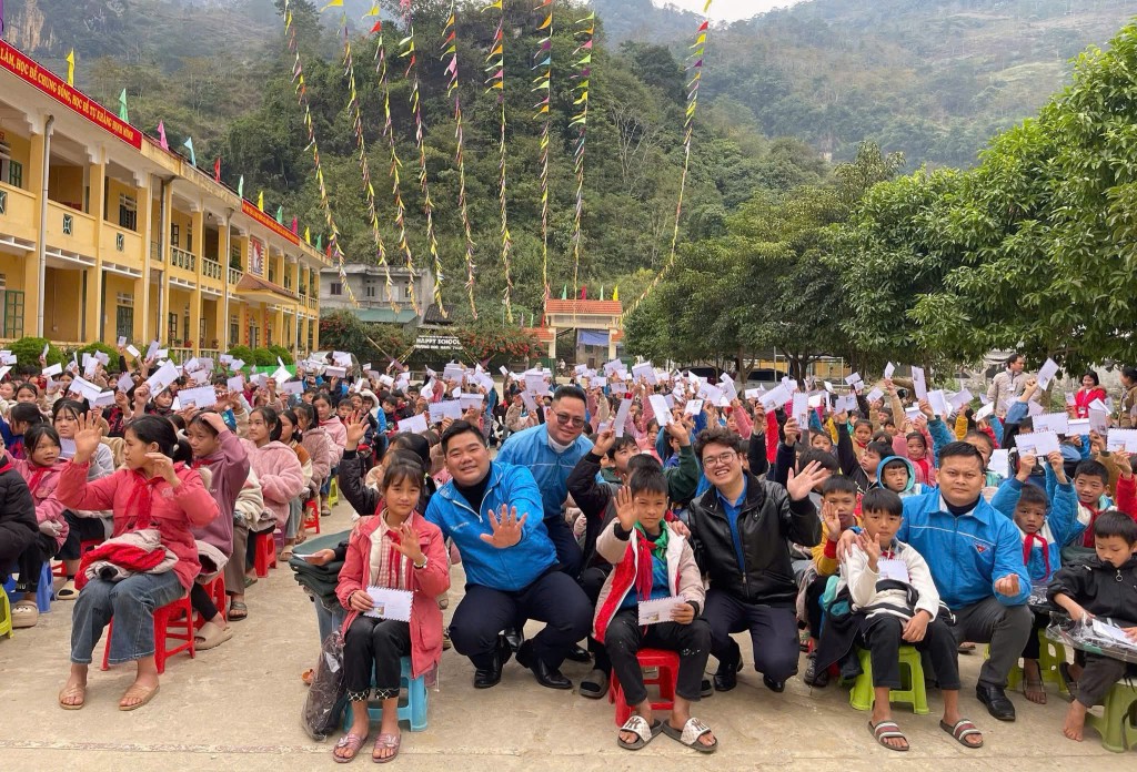 Các tình nguyện viên trao tặng quà mang đến niềm vui cho học sinh tại địa phương.