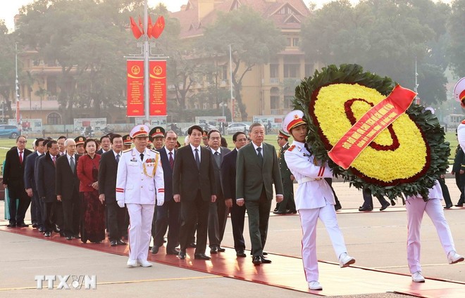 Các đồng chí lãnh đạo Đảng, Nhà nước, Quân ủy Trung ương vào Lăng viếng Chủ tịch Hồ Chí Minh