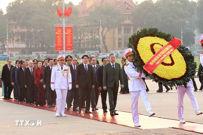 Lãnh đạo Đảng, Nhà nước, Quân ủy Trung ương vào Lăng viếng Chủ tịch Hồ Chí Minh