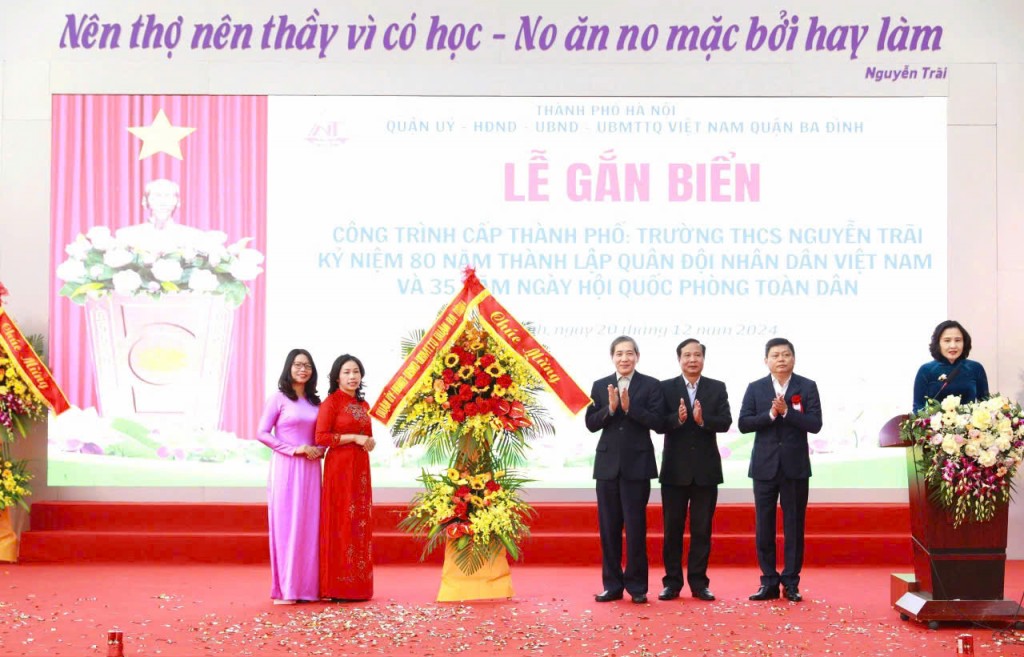 Ông Hoàng Minh Dũng Tiến - Bí thư Quận ủy Ba Đình dự, trao chứng nhận cho thầy trò Trường THCS Nguyễn Trãi.