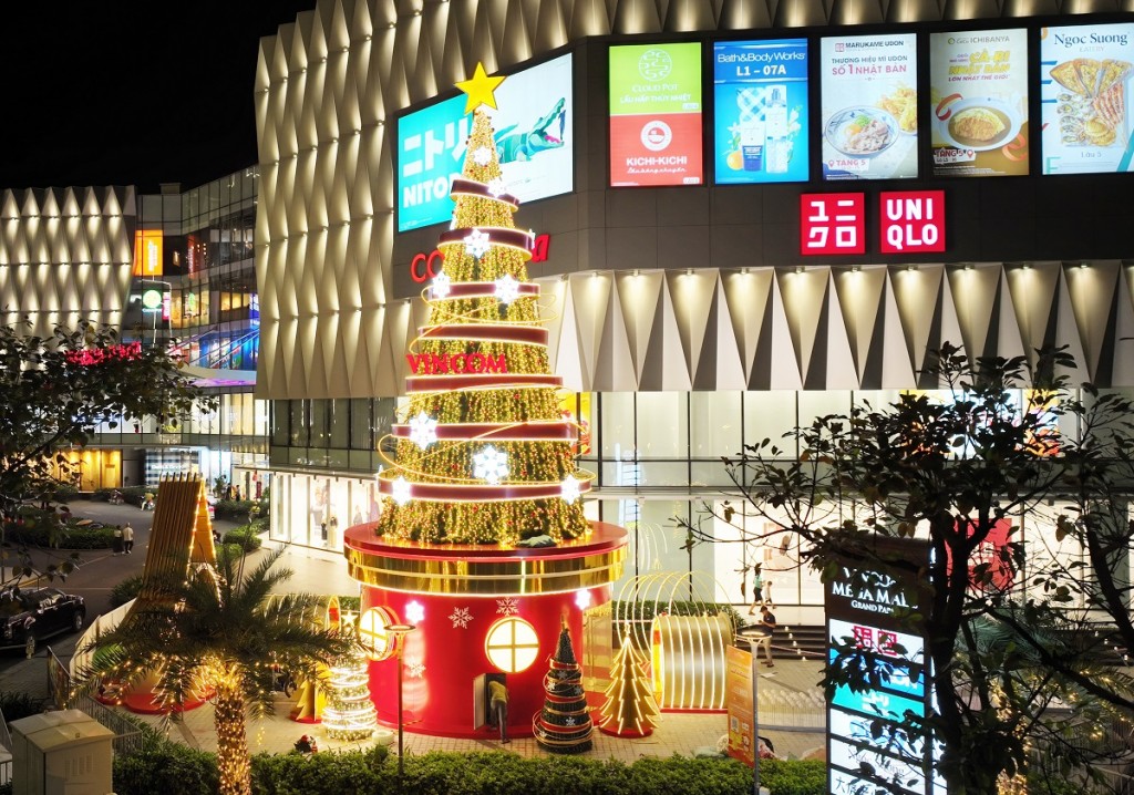 Vincom Mega Mall được trang hoàng rực rỡ với cây thông Noel khổng lồ