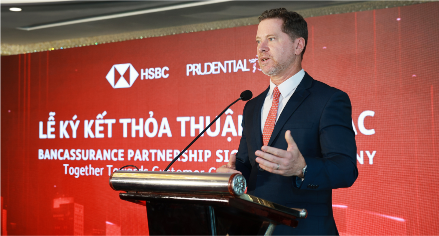 “Việc hợp tác với Prudential sẽ giúp HSBC mang đến cho khách hàng của mình nhiều lựa chọn sản phẩm đa dạng hơn”, ông Tim Evans, Tổng Giám đốc HSBC Việt Nam chia sẻ tại buổi lễ ký kết