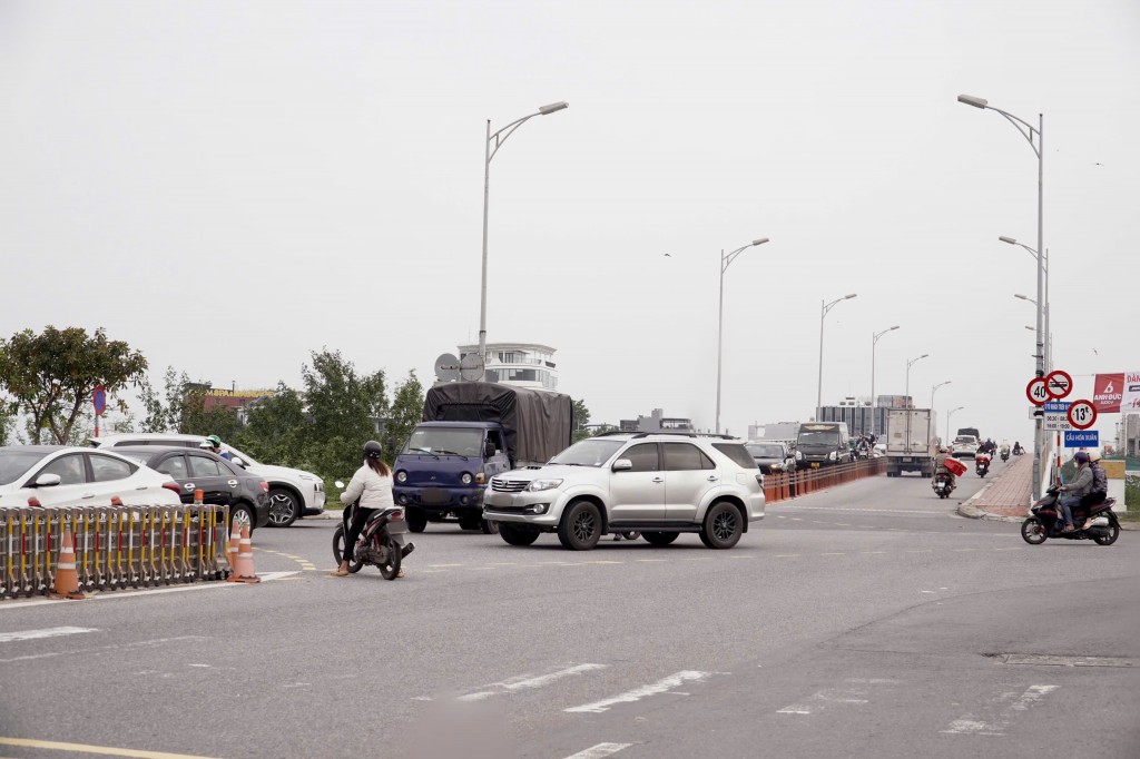 Nút giao thông tại khu vực cầu Hòa Xuân, TP Đà Nẵng thường xuyên xảy ra tình trạng ùn tắc vào giờ cao điểm (Ảnh Đ.Minh)