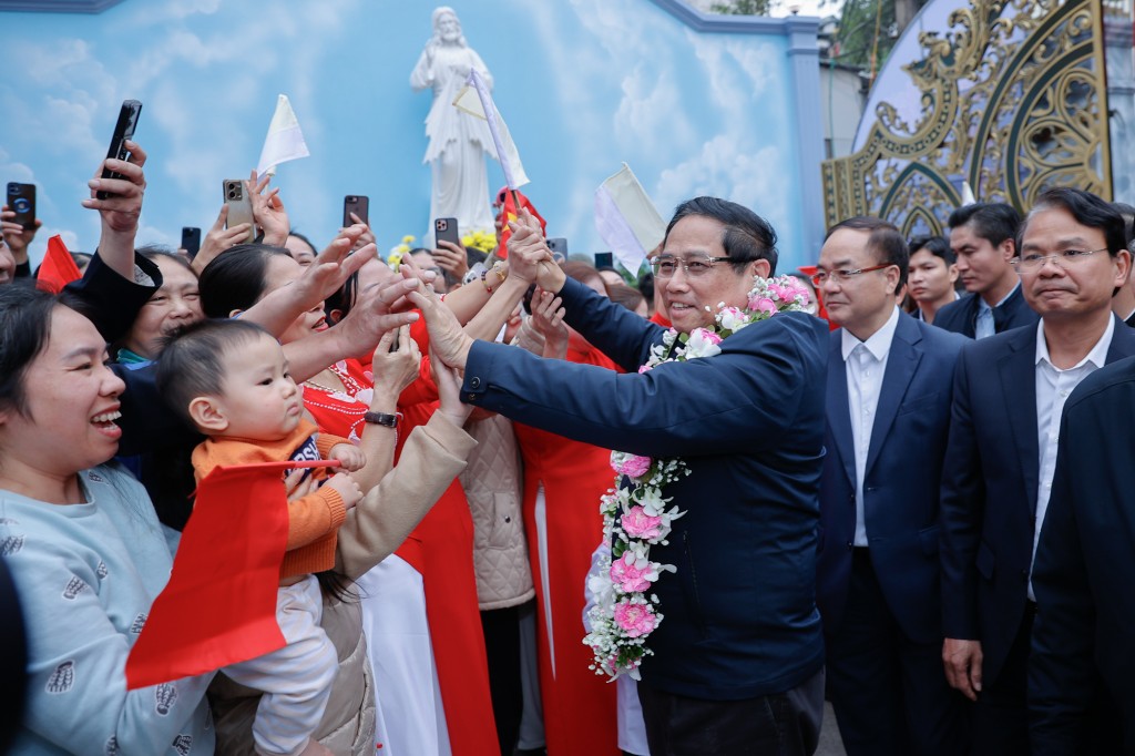 Thủ tướng Phạm Minh Chính thăm, chúc mừng linh mục, chức sắc, chức việc và giáo dân Giáo xứ Lào Cai nhân dịp Giáng sinh - Ảnh: VGP/Nhật Bắc