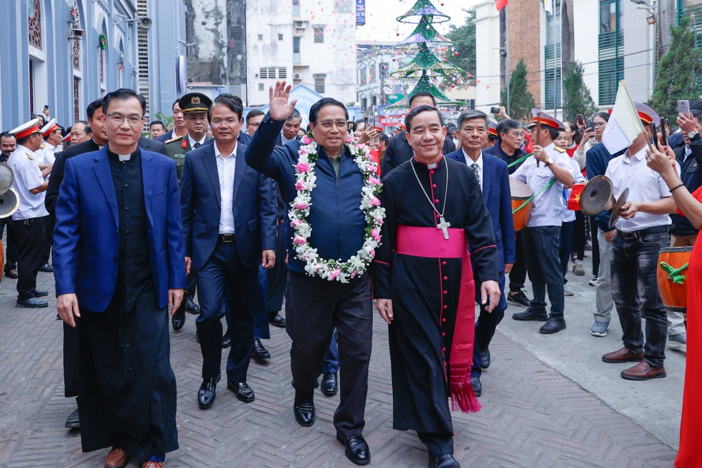 Thủ tướng Phạm Minh Chính và các linh mục, chức sắc, chức việc và giáo dân Giáo xứ Lào Cai - Ảnh: VGP/Nhật Bắc