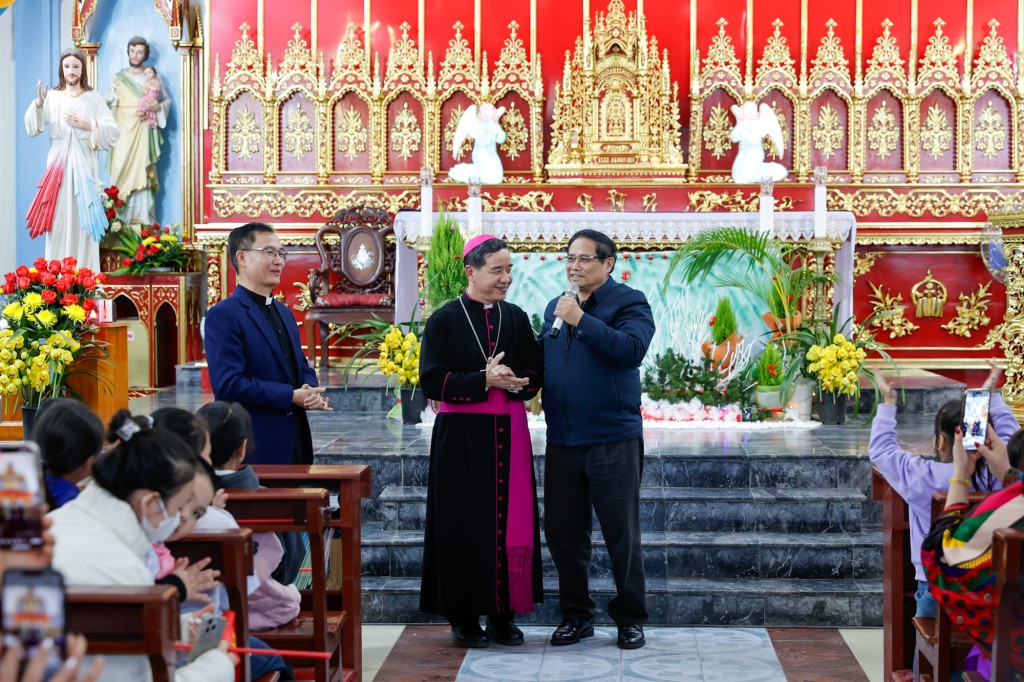 Thủ tướng trân trọng chuyển lời chào trân trọng, lời thăm hỏi ân cần, lời chúc mừng tốt đẹp nhất nhân dịp Giáng sinh 2024 của lãnh đạo Đảng, Nhà nước tới các linh mục, tu sĩ và đồng bào Công giáo cả nước nói chung và tỉnh Lào Cai nói riêng - Ảnh: VGP/Nhật Bắc