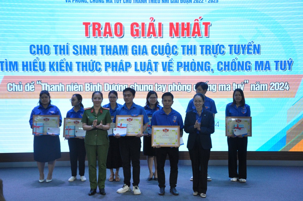 Lãnh đạo Tỉnh đoàn trao giải nhất và giải nhì cho thí sinh