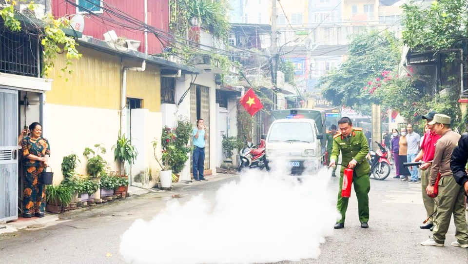    Phường Phúc Diễn diễn tập phương án chữa cháy và cứu nạn cứu hộ tại tổ liên gia.