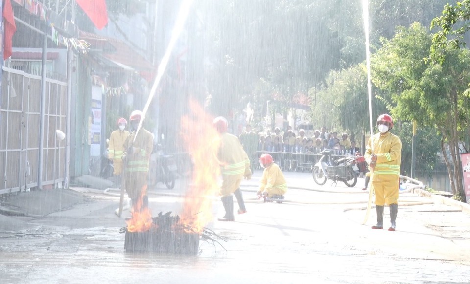 Diễn tập chữa cháy của 1 Tổ liên gia an toàn phòng cháy chữa cháy tại xã Thanh Thùy.