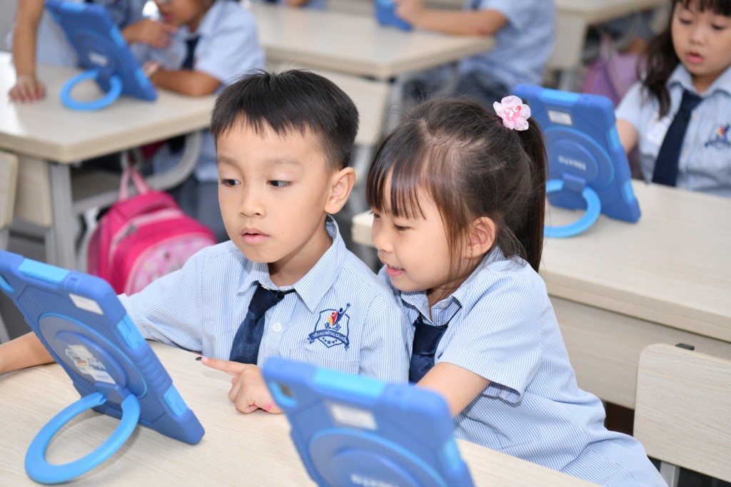 Học sinh hào hứng sử dụng máy tính bảng eTeacher, một công cụ hiện đại hỗ trợ học tập hiệu quả ngay trong lớp