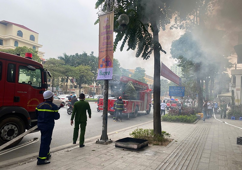 Nhận tin báo cháy, Đội Cảnh sát PCCC và CNCH Công an quận Đống Đa nhanh chóng có mặt, phối hợp triển khai đội hình dập lửa