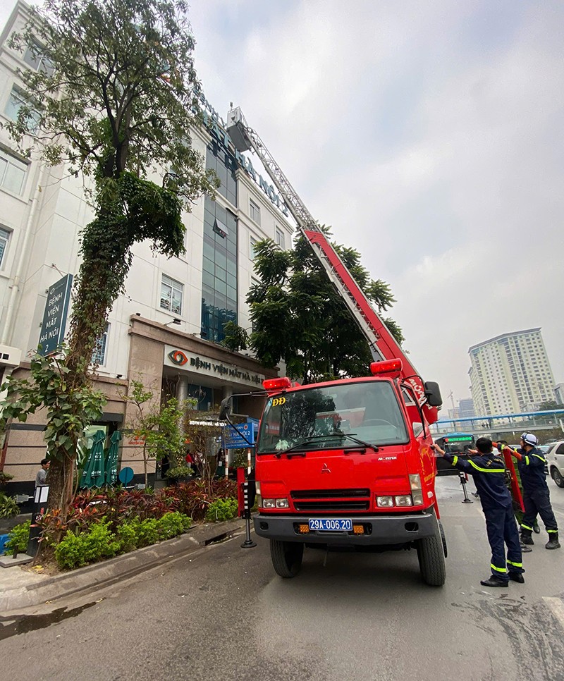 Xe thang cứu hộ cũng nhanh chóng tiếp cận vị trí thuận lợi, vươn cần giải cứu những người mắc kẹt trên tầng cao